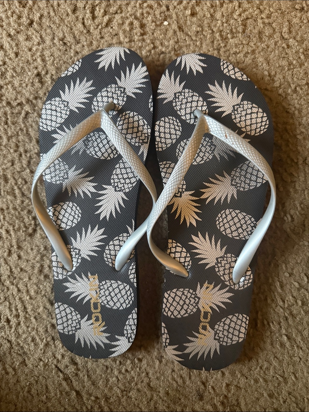 Women’s Pineapple Print Flip Flops - Black & White
